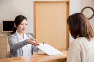受付けをすませる